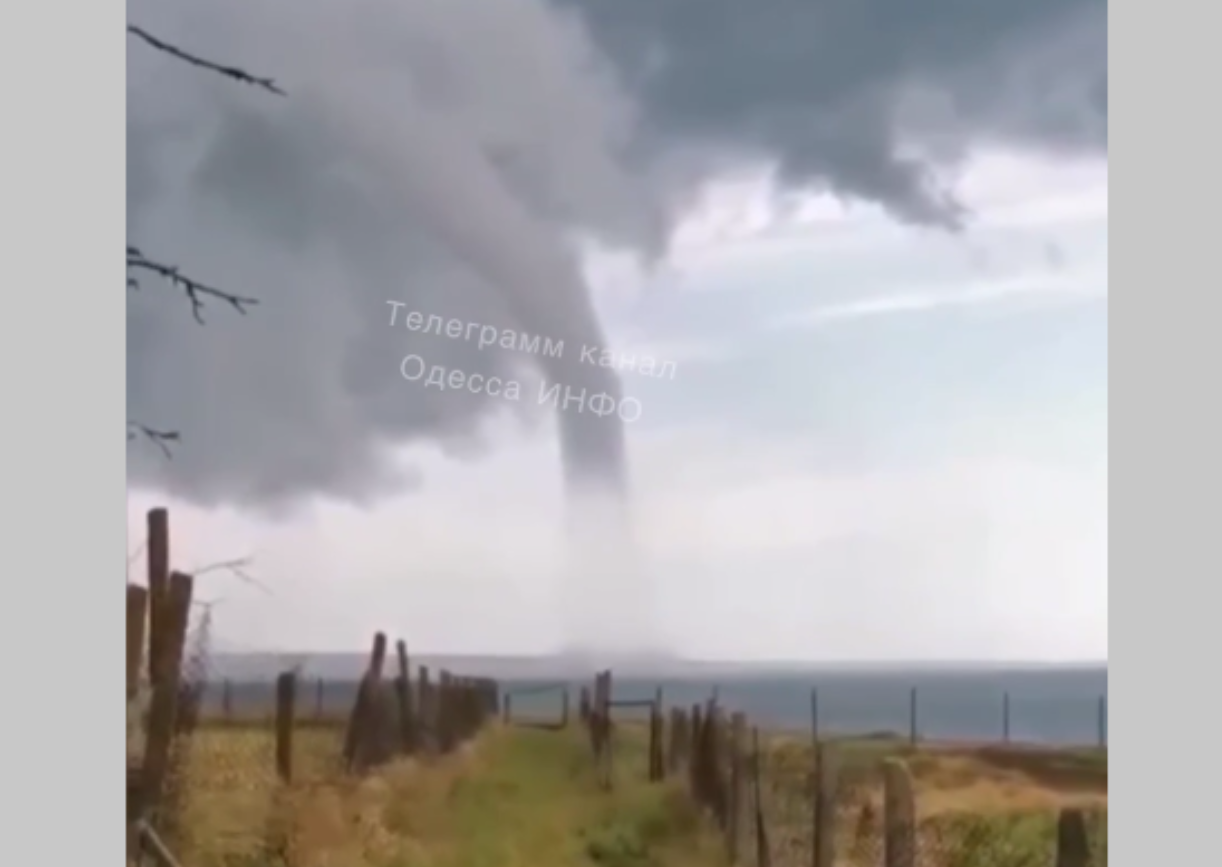 Под Одессой заметили водяной смерч. Скриншот видео
